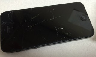 割れたiPhone