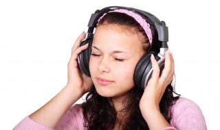 音楽を聴いている女性